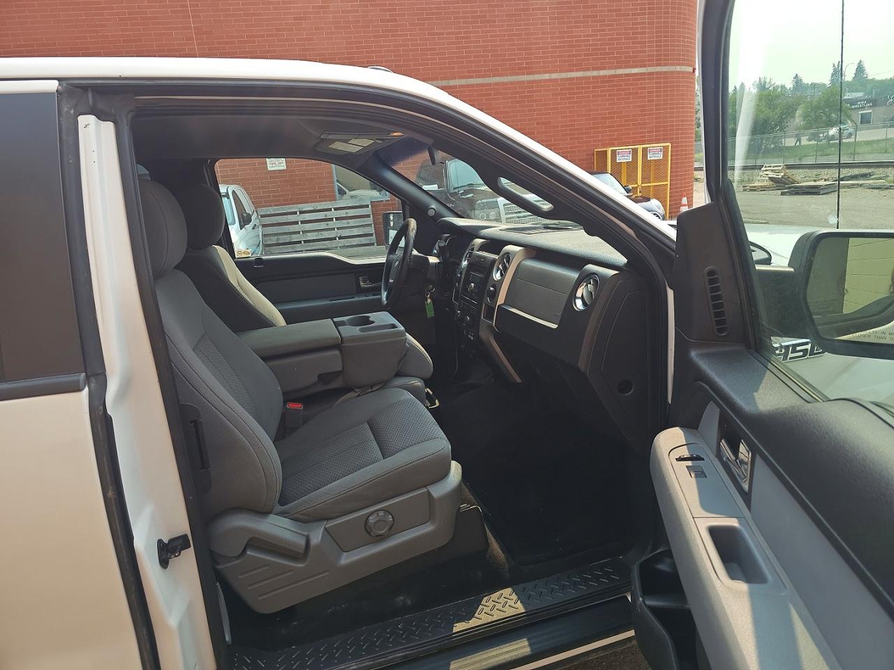 2014 Ford F150 Super Cab White vin: 1FTFX1ET1EFC44369