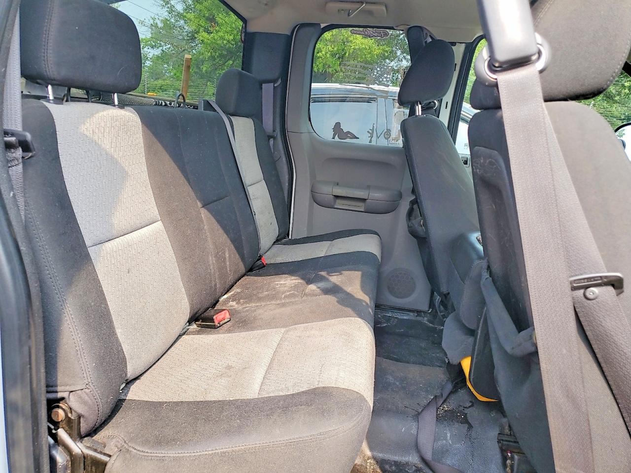 2007 Chevrolet Silverado C2500 Heavy Duty White vin: 1GCHC29K67E572262