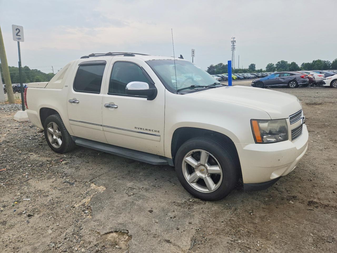 2011 Chevrolet Avalanche Ltz White vin: 3GNTKGE34BG318714