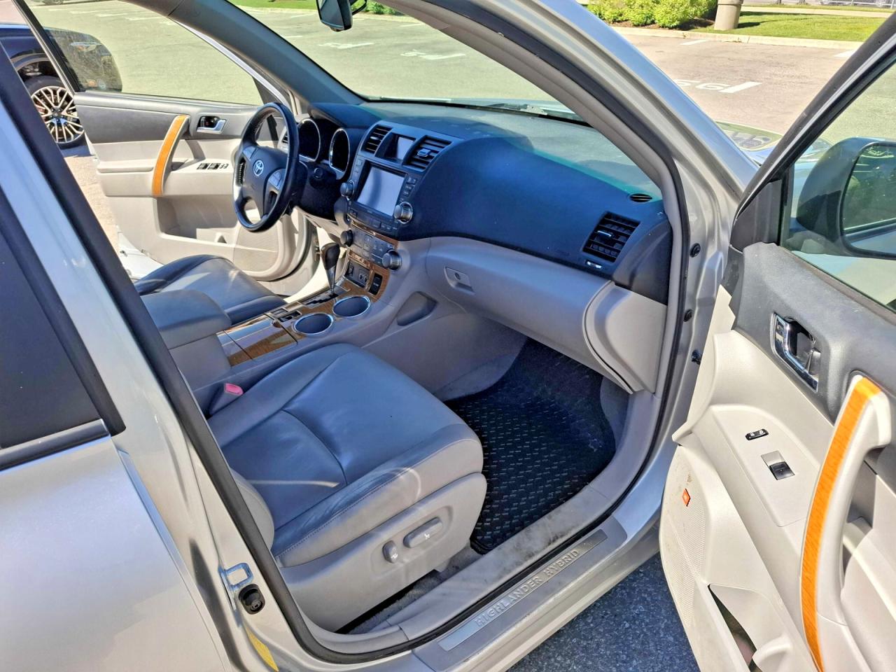 2009 Toyota Highlander Hybrid Limited Silver vin: JTEEW44A892030097
