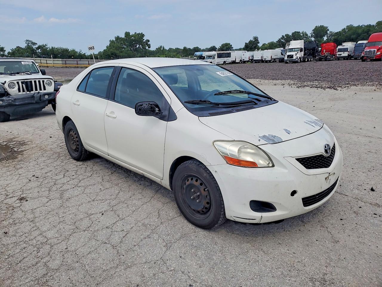 2010 Toyota Yaris Base White vin: JTDBT4K38A4074209