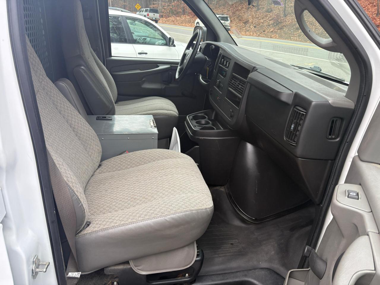 2008 Gmc Savana G1500 White vin: 1GTFG15X481130130