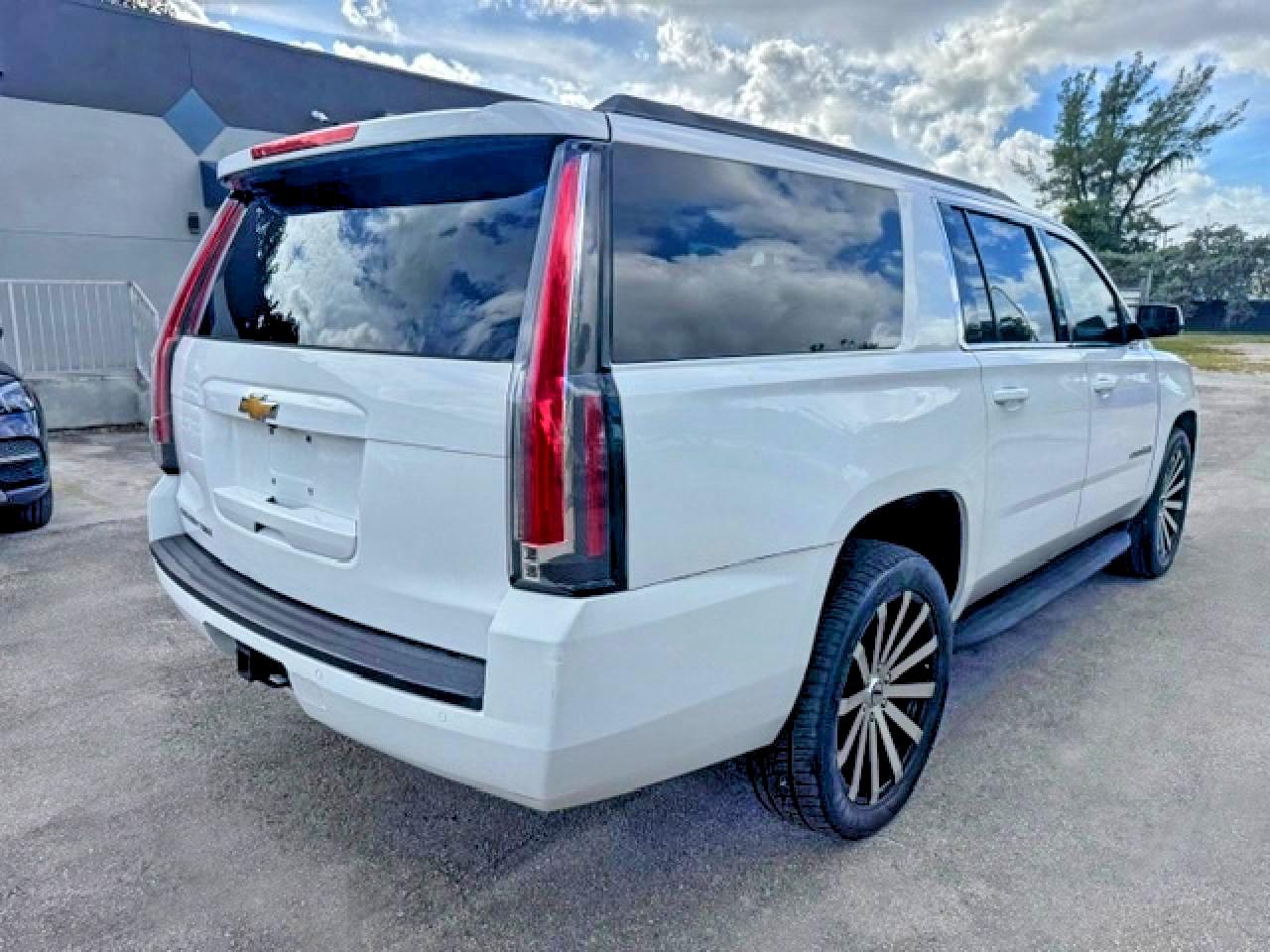 2015 Chevrolet Suburban C1500 Lt White vin: 1GNSCJKC8FR505342