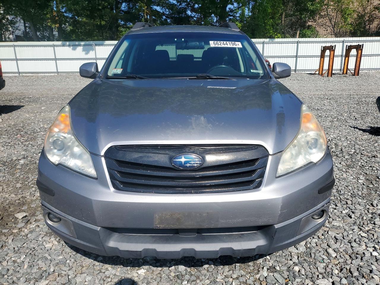 2011 Subaru Outback 2.5i Premium Silver vin: 4S4BRBCCXB3427635