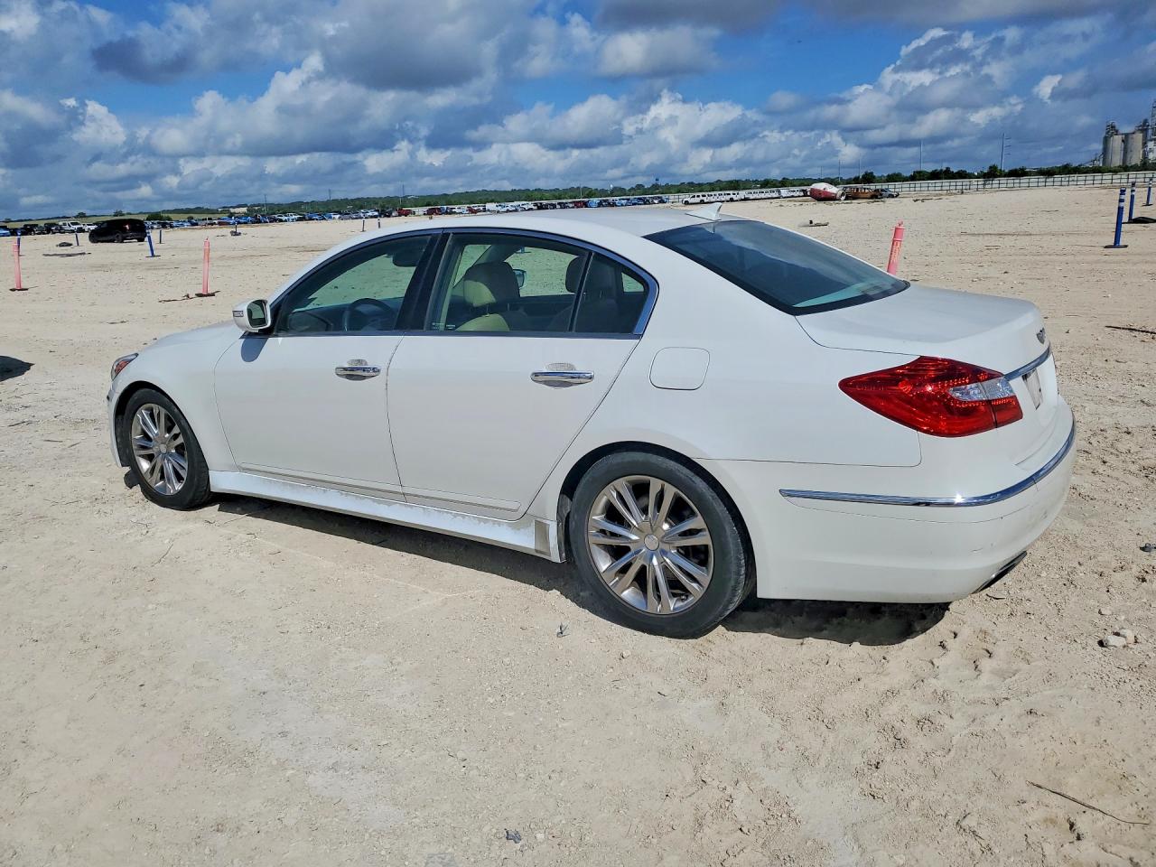 2013 Hyundai Genesis 3.8l White vin: KMHGC4DD3DU229342
