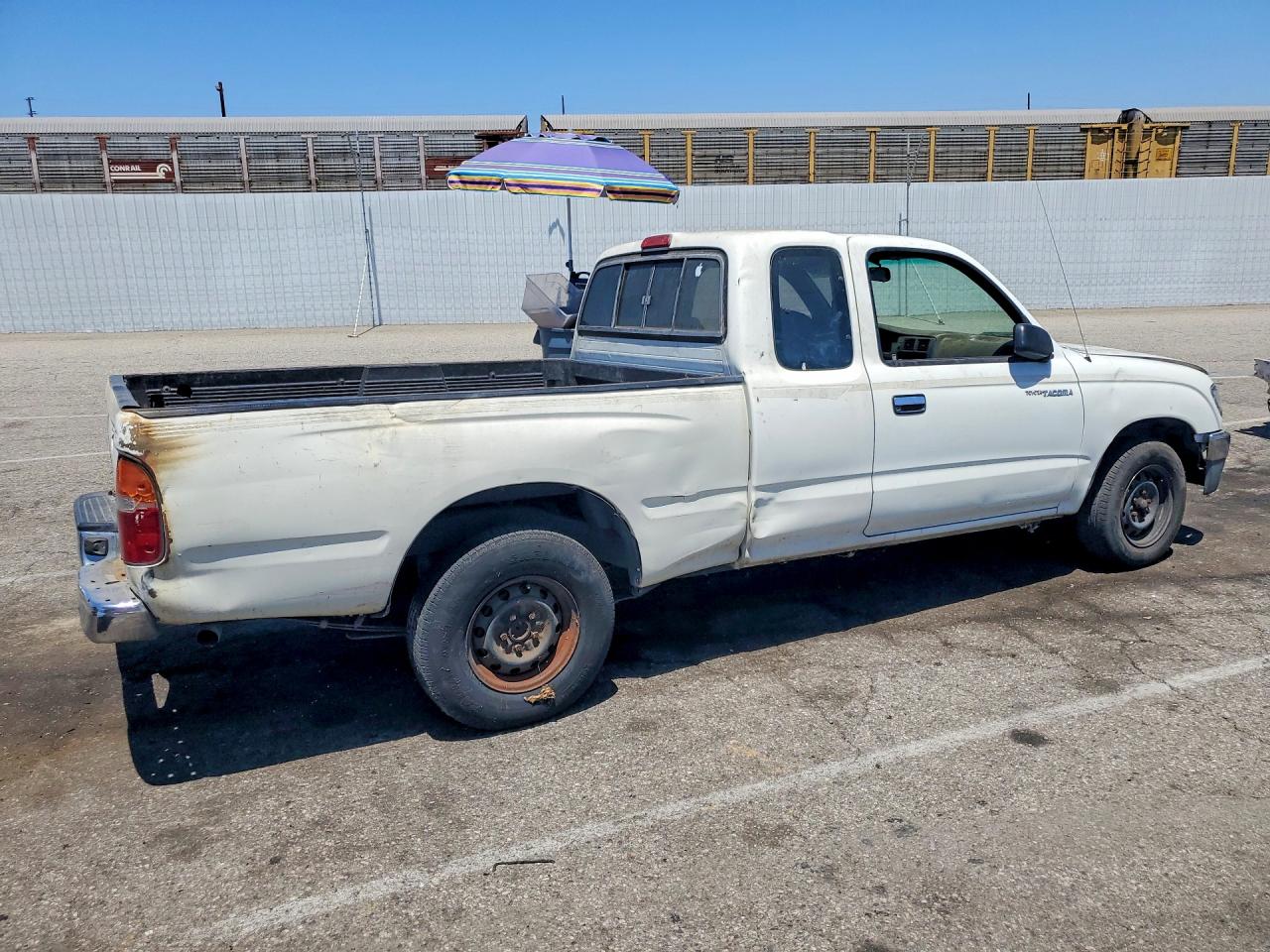 1996 Toyota Tacoma Base White vin: 4TAVL52N5TZ192613