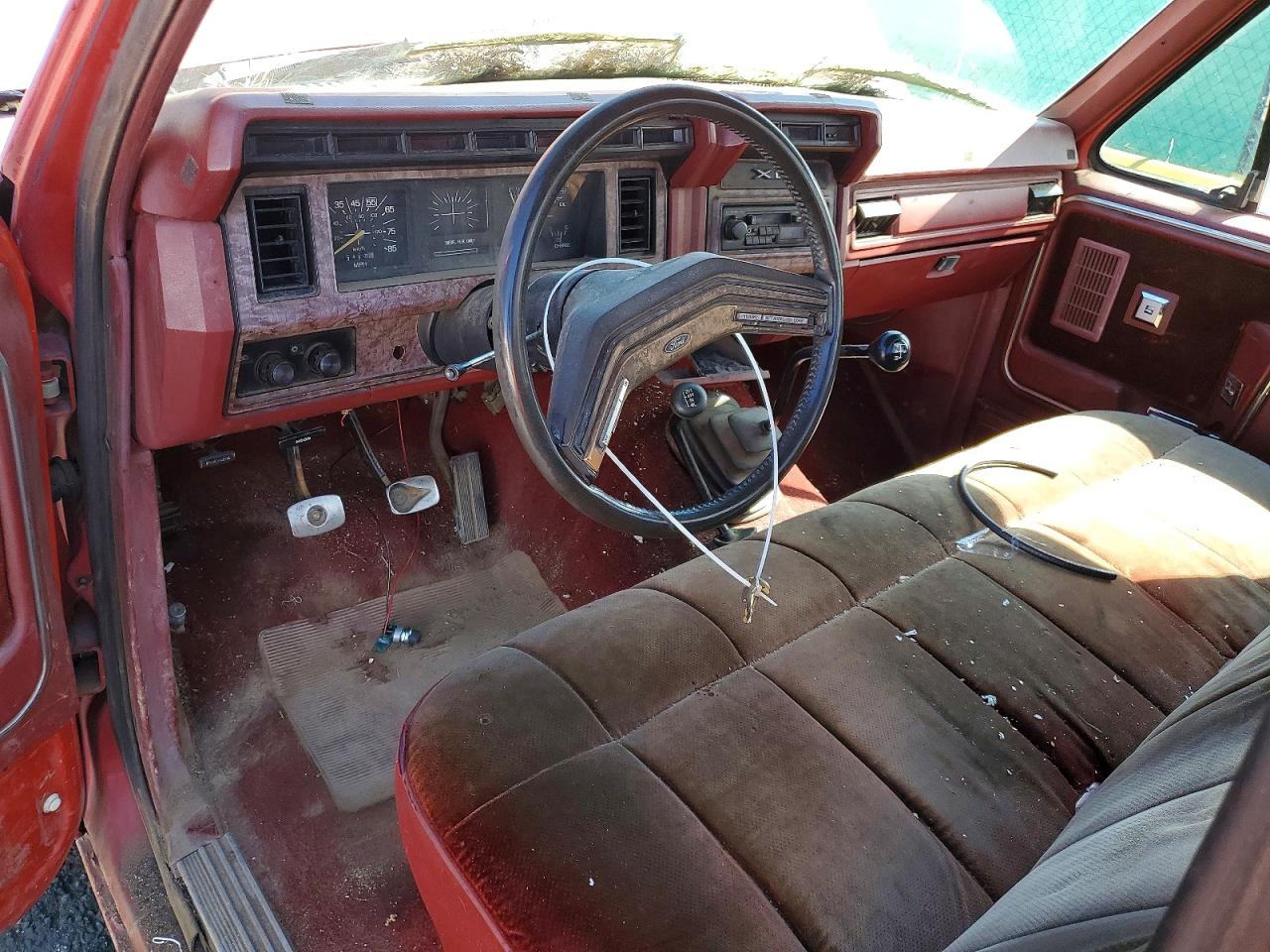 1985 Ford F250 Red vin: 1FTHF2614FPB38556
