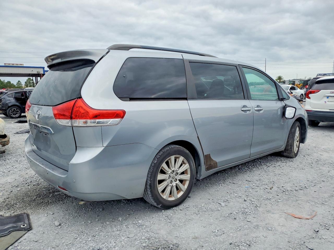 2013 Toyota Sienna Limited 7-passenger Silver vin: 5TDYK3DC6DS327007