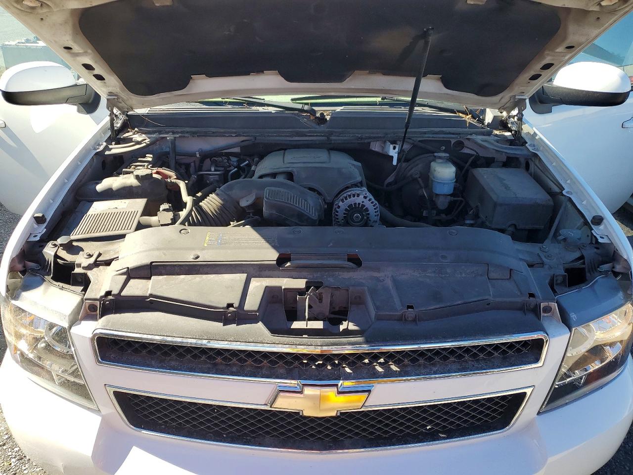 2010 Chevrolet Suburban C1500 Ls White vin: 1GNUCHE02AR172048