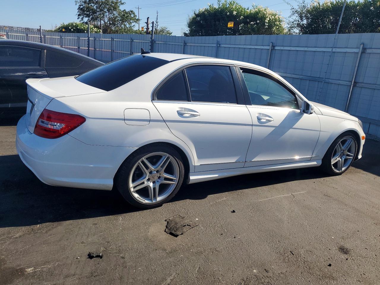 2014 Mercedes-benz C 250 White vin: WDDGF4HB1EG239426