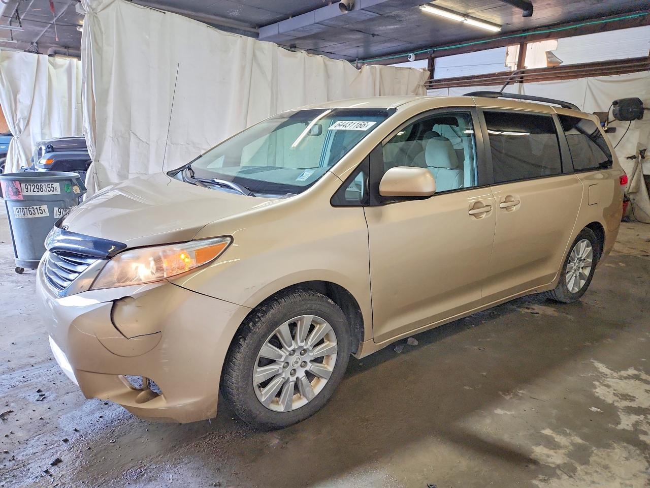 2011 Toyota Sienna Le Beige vin: 5TDJK3DCXBS003573