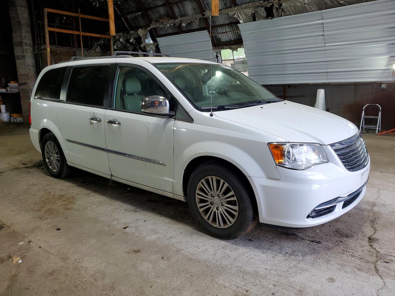 2015 Chrysler Town & Country Touring L White vin: 2C4RC1CG5FR539872