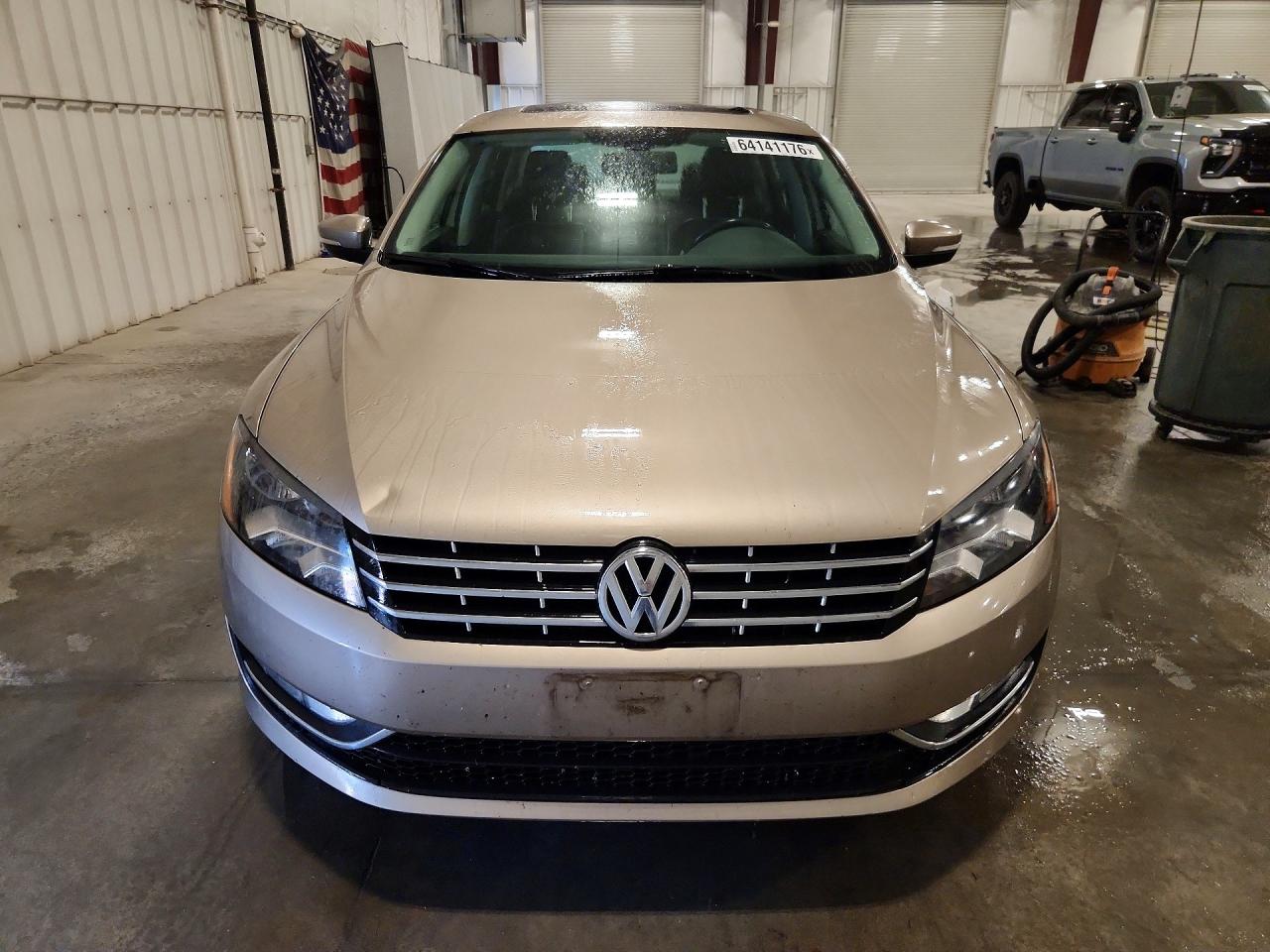 2015 Volkswagen Passat Sel Желто-коричневый vin: 1VWCS7A32FC075229