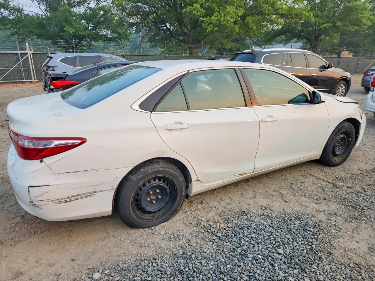 2015 Toyota Camry Le White vin: 4T1BF1FKXFU494306