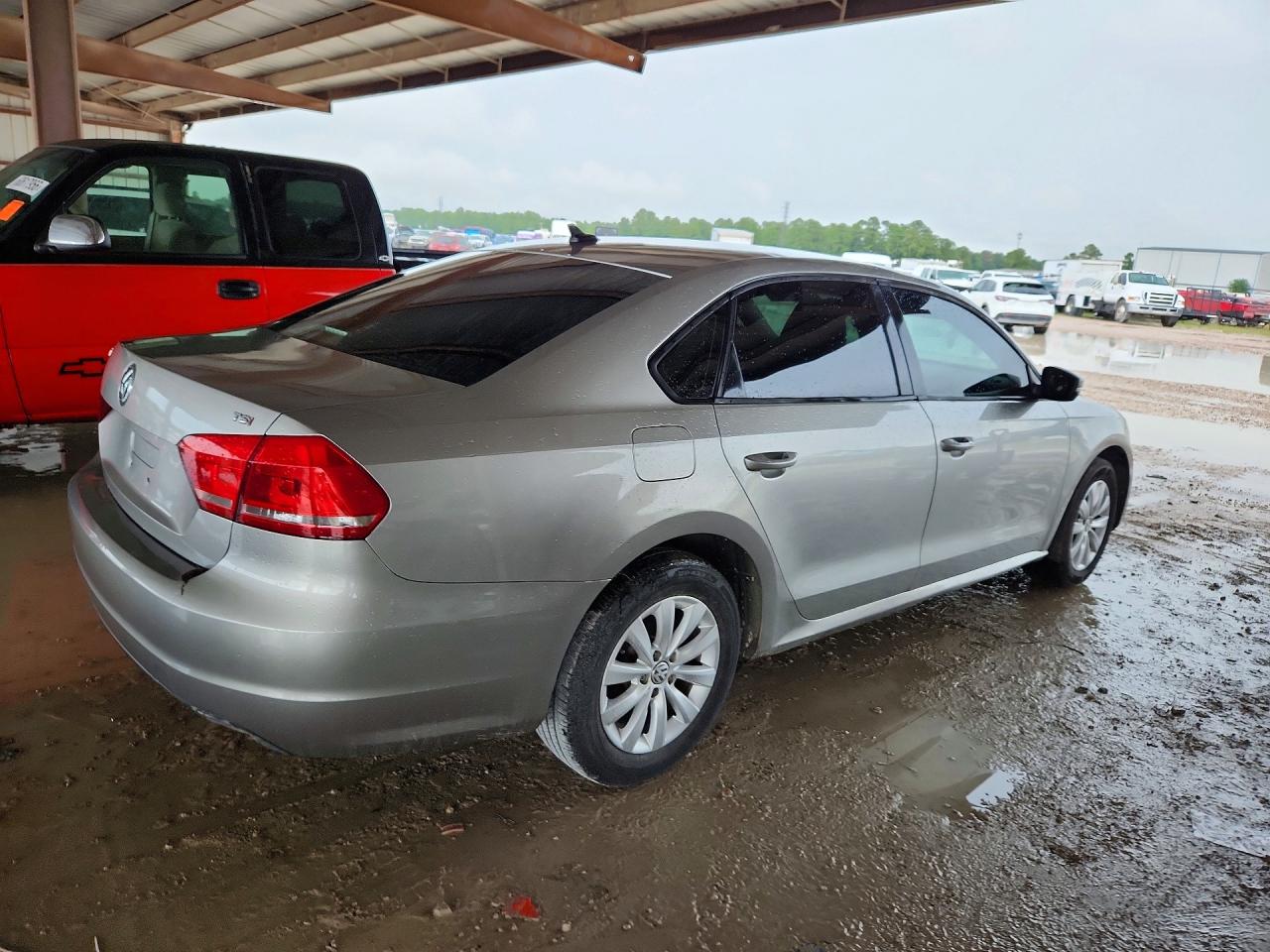 2014 Volkswagen Passat S Silver vin: 1VWAT7A31EC086385