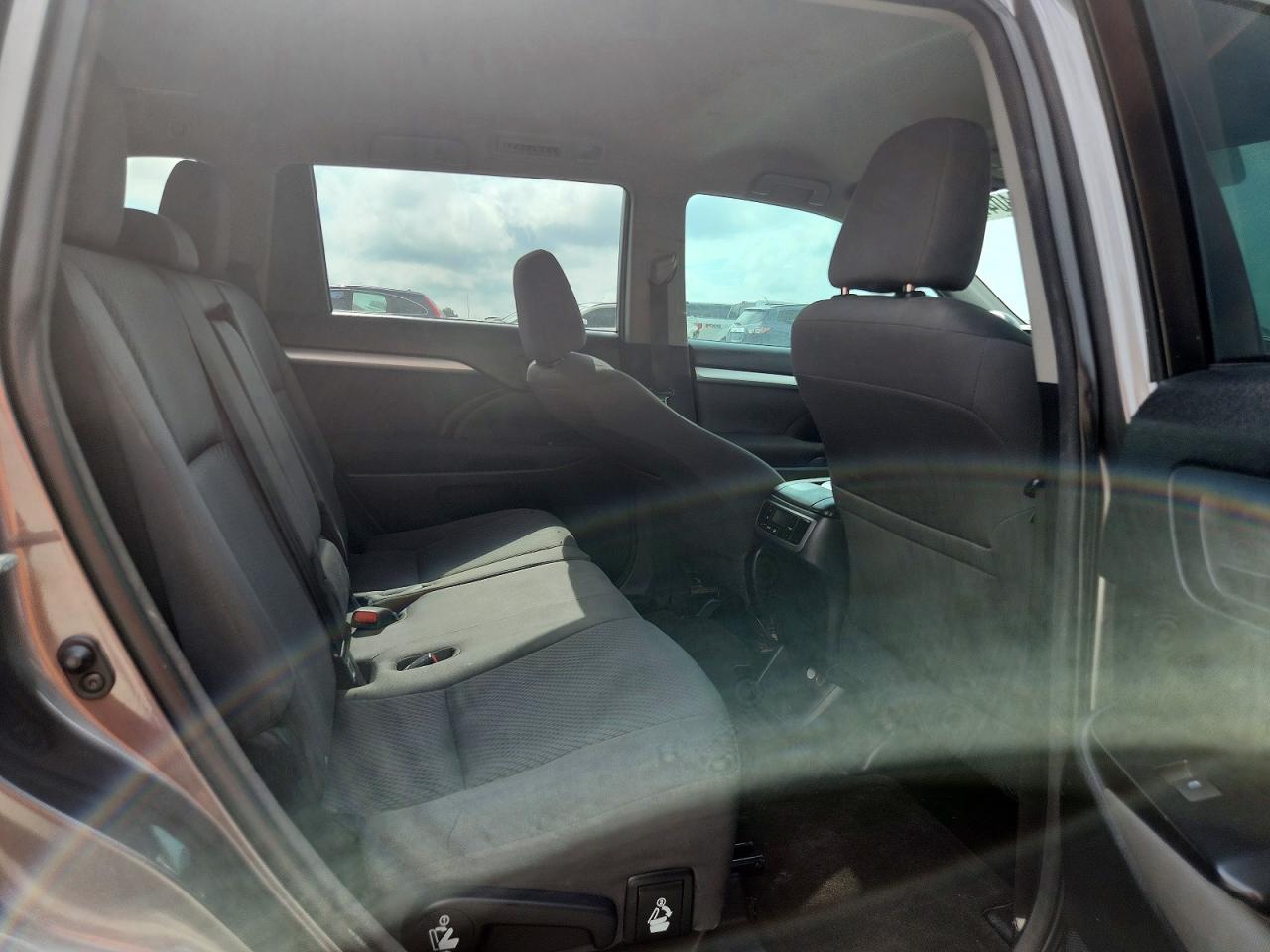 2015 Toyota Highlander Le Gray vin: 5TDZARFH8FS009802