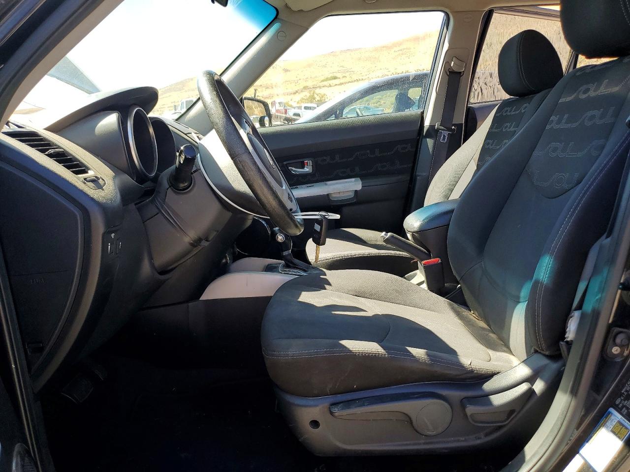 2012 Kia Soul + Black vin: KNDJT2A61C7380844