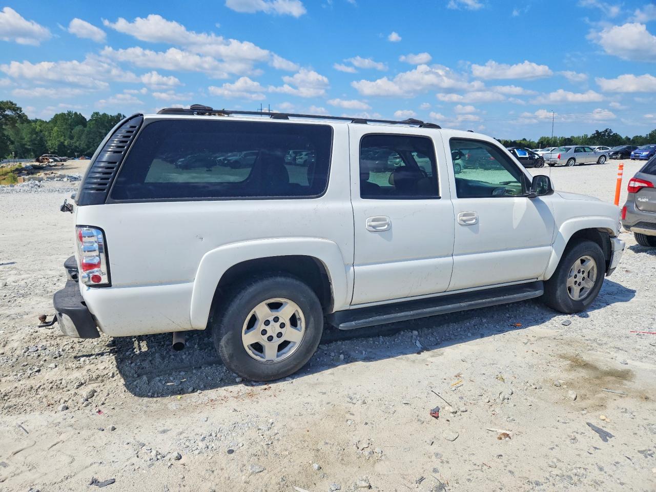 2004 Chevrolet Suburban C1500 White vin: 3GNEC16Z34G246123