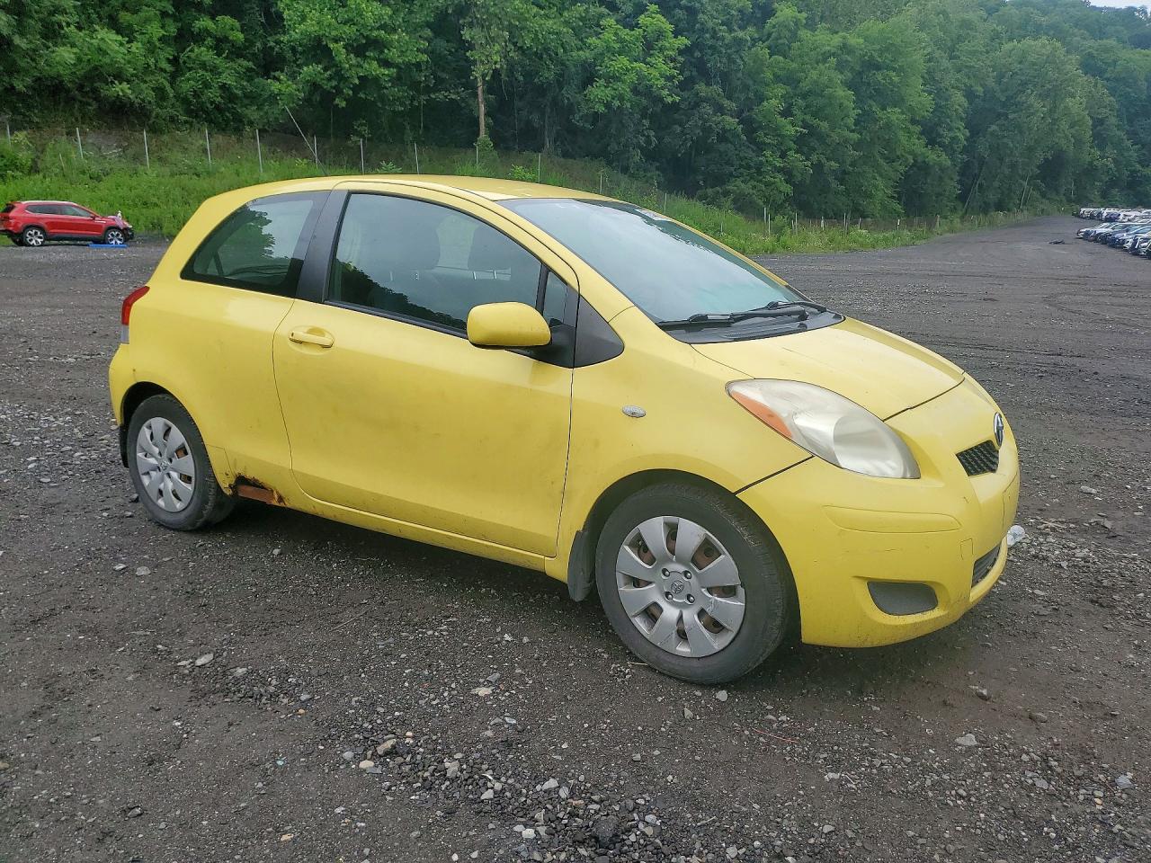 2009 Toyota Yaris Base Yellow vin: JTDJT903X95250243