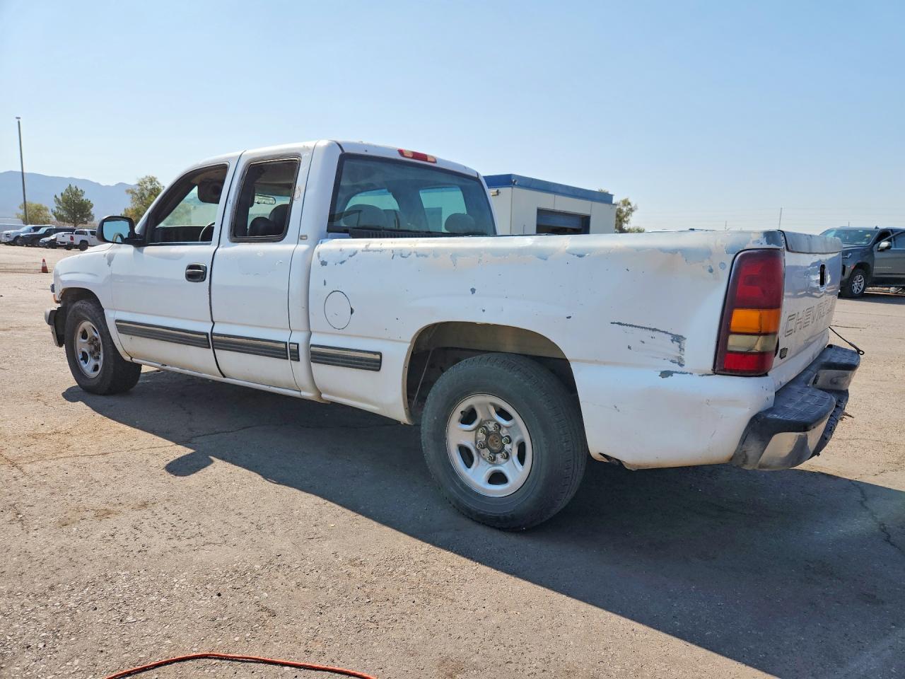 2000 Chevrolet Silverado C1500 White vin: 2GCEC19W1Y1310863
