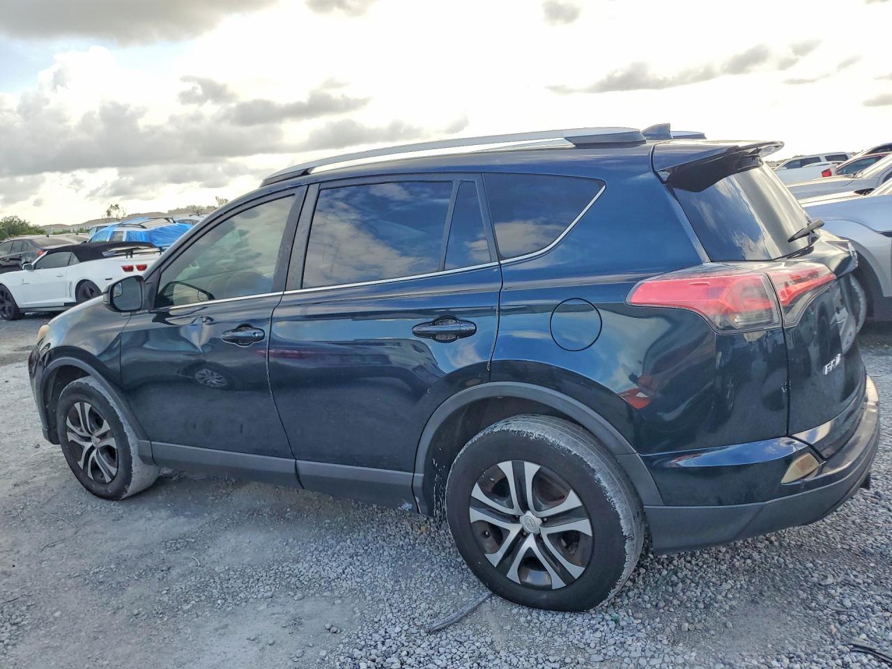 2018 Toyota Rav4 Le Teal vin: JTMZFREV5JJ168386