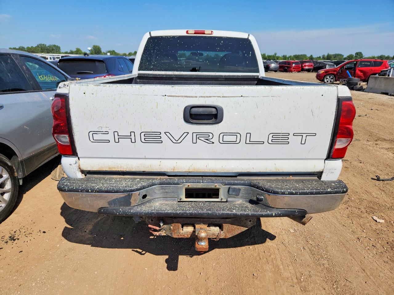 2003 Chevrolet Silverado C2500 Heavy Duty White vin: 1GCHC29UX3E274440