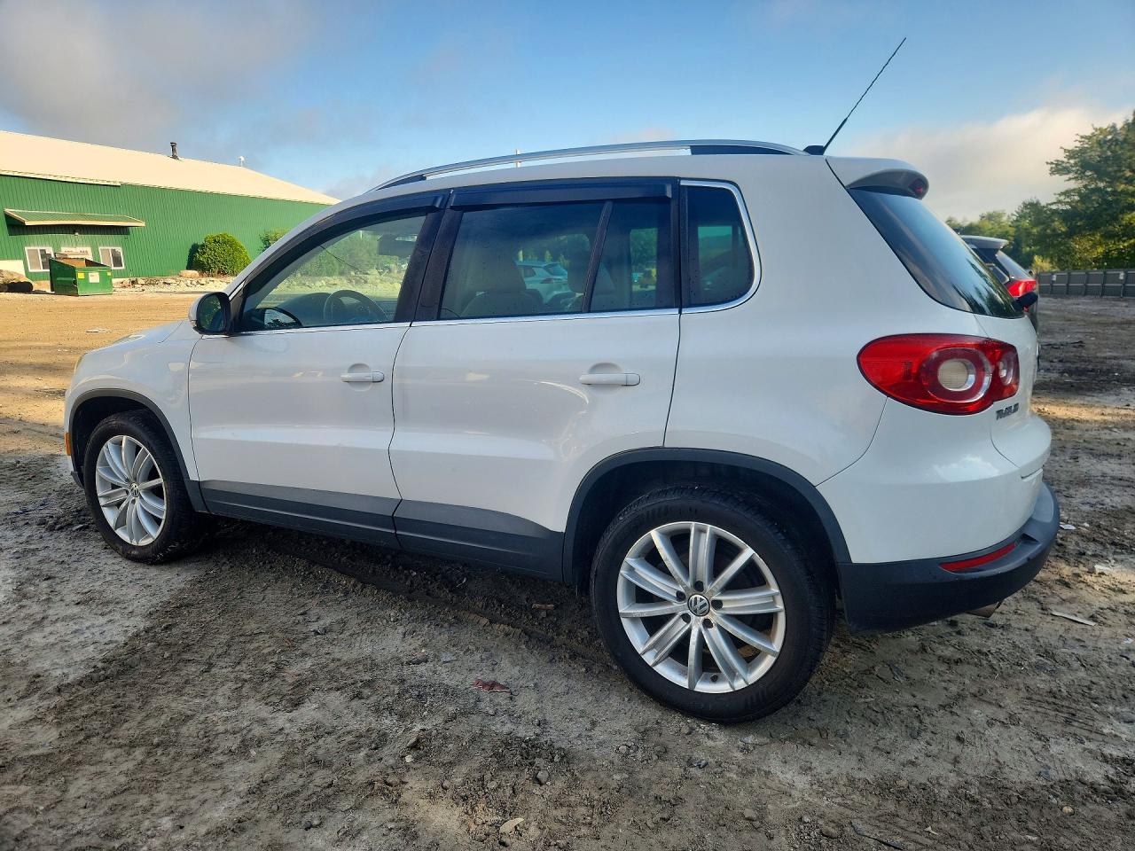 2011 Volkswagen Tiguan S White vin: WVGBV7AX4BW514136