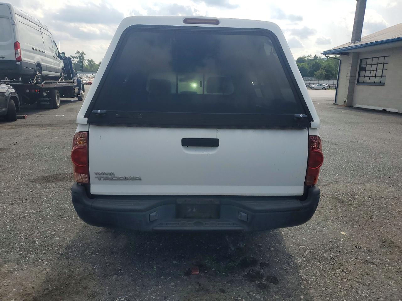 2005 Toyota Tacoma Base White vin: 5TENX22N15Z038995