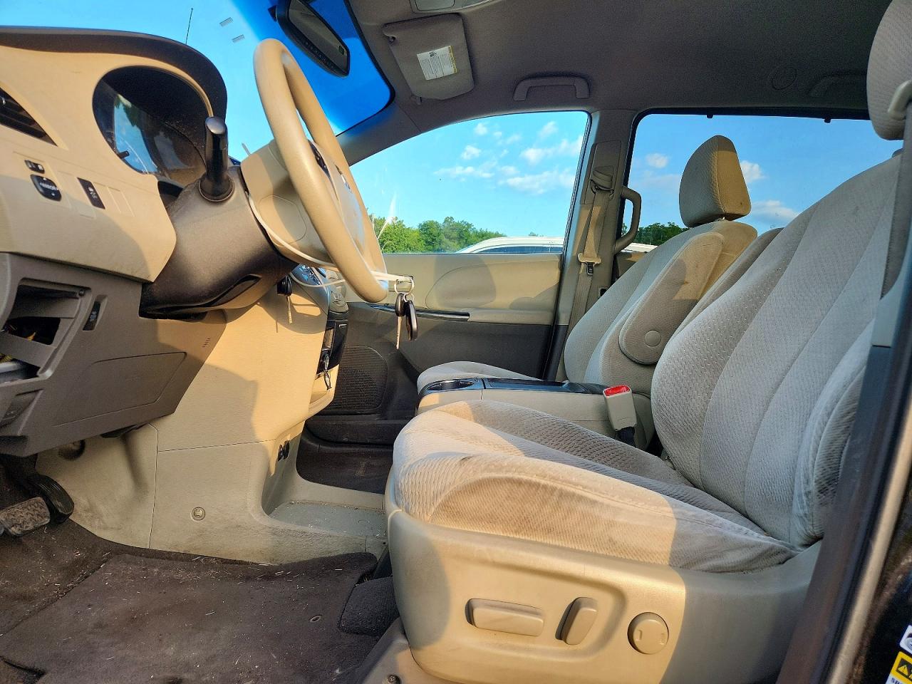 2011 Toyota Sienna Le Black vin: 5TDKK3DC8BS094136