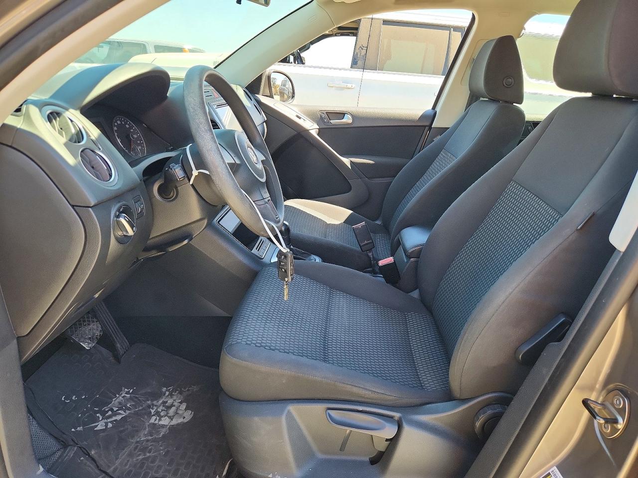2011 Volkswagen Tiguan S Серый vin: WVGAV7AX5BW527506