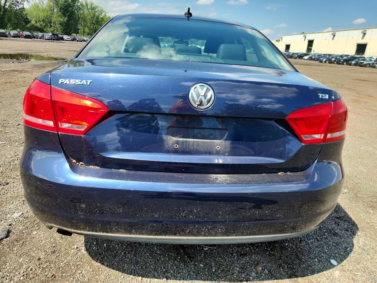 2014 Volkswagen Passat S Синий vin: 1VWAT7A32EC058921