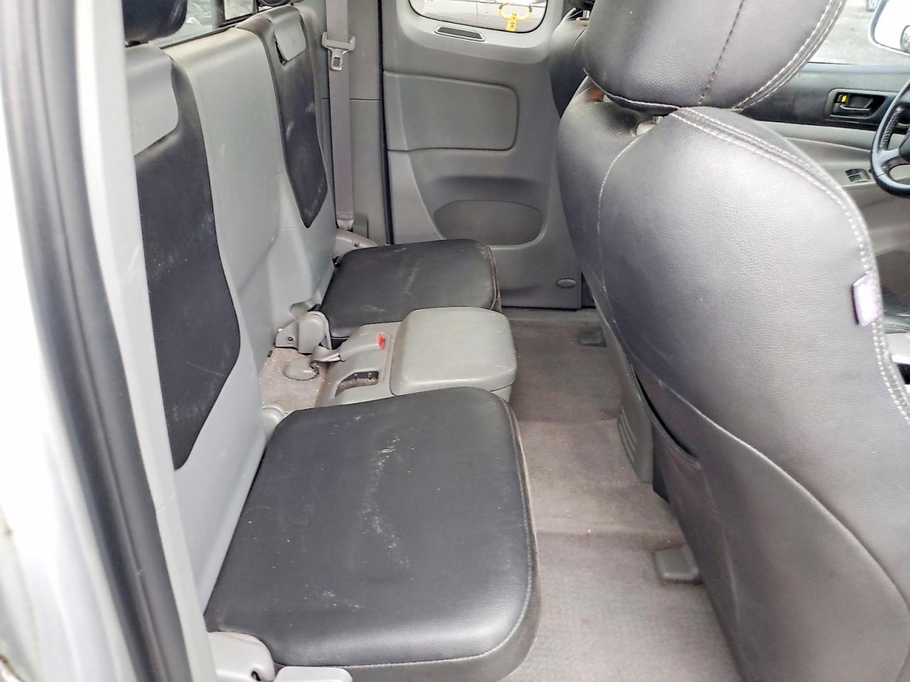 2010 Toyota Tacoma Prerunner Access Cab Silver vin: 5TETU4GN1AZ676744