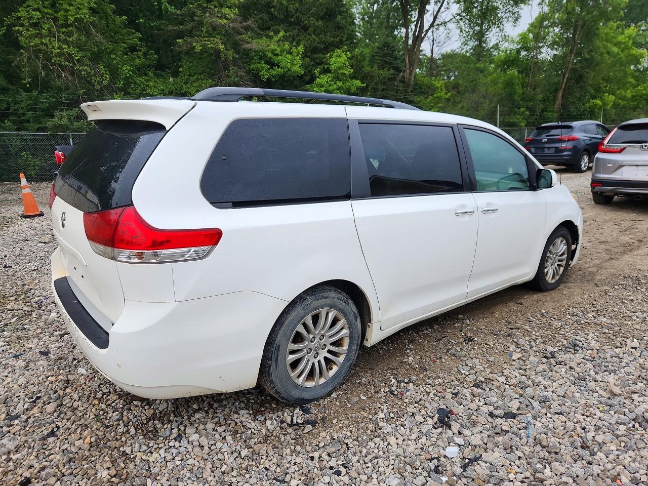 2013 Toyota Sienna Xle 8-passenger White vin: 5TDYK3DC2DS382540