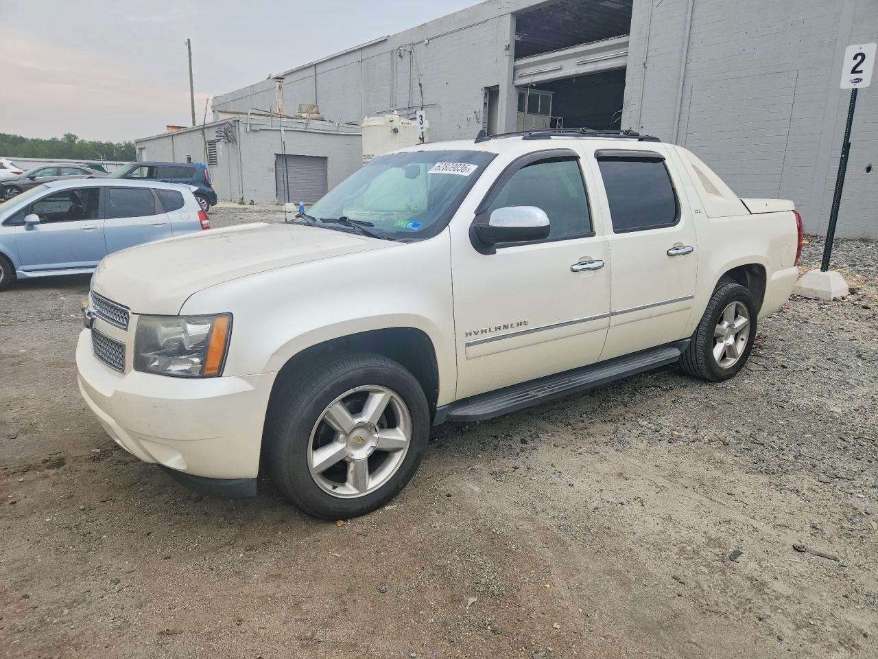 2011 Chevrolet Avalanche Ltz White vin: 3GNTKGE34BG318714