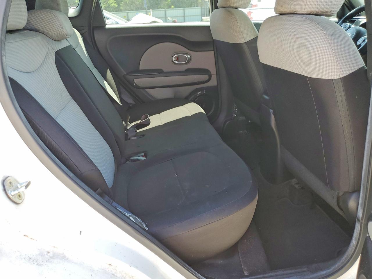 2015 Kia Soul Base White vin: KNDJN2A25F7181971
