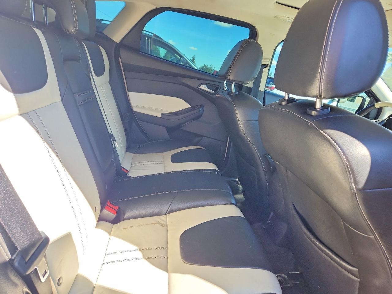 2014 Ford Focus Titanium White vin: 1FADP3N26EL282178