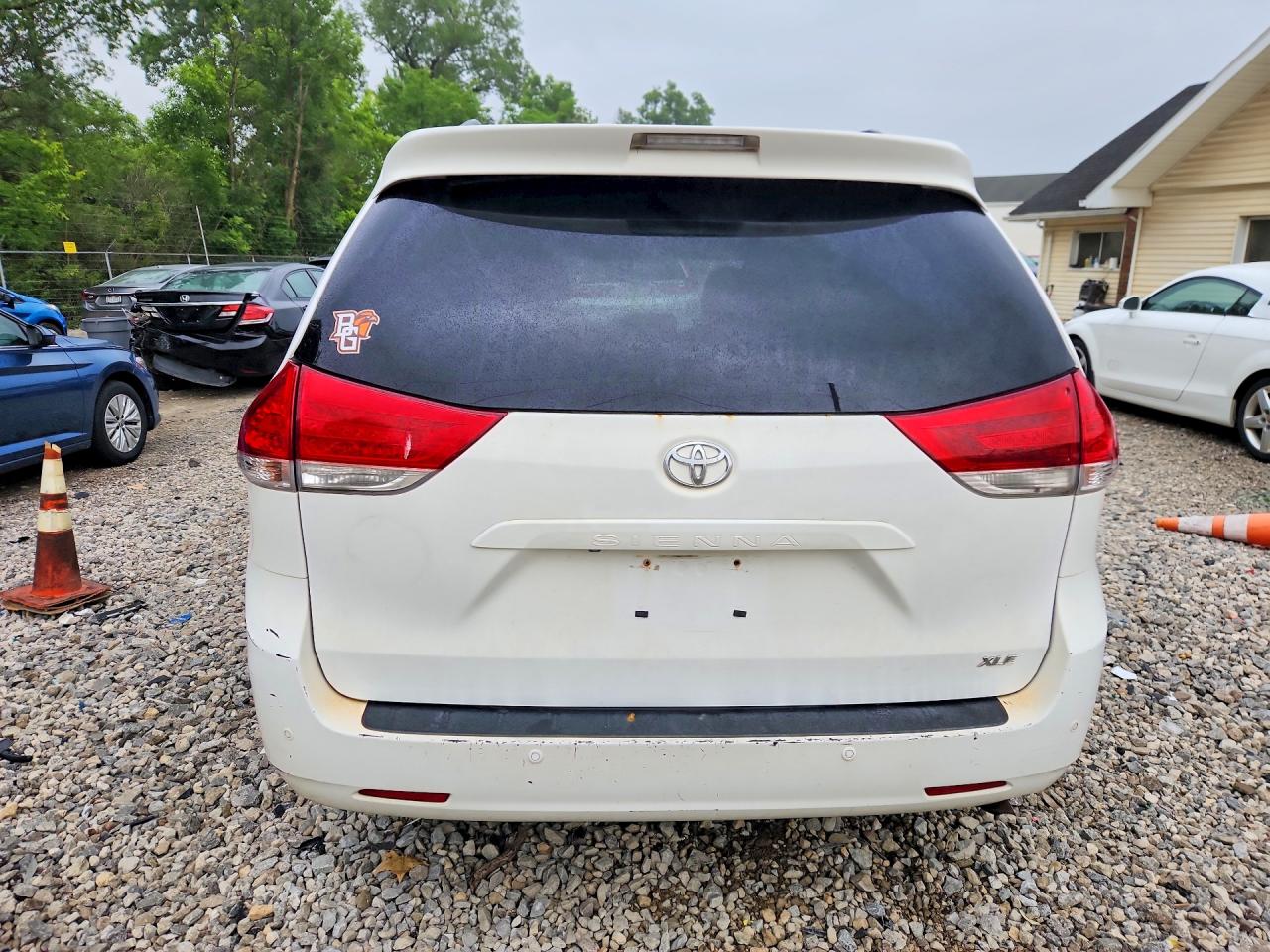 2013 Toyota Sienna Xle 8-passenger White vin: 5TDYK3DC2DS382540