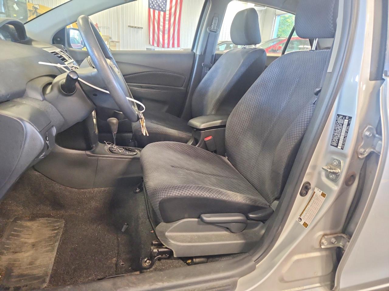 2008 Toyota Yaris Base Silver vin: JTDBT923181270761
