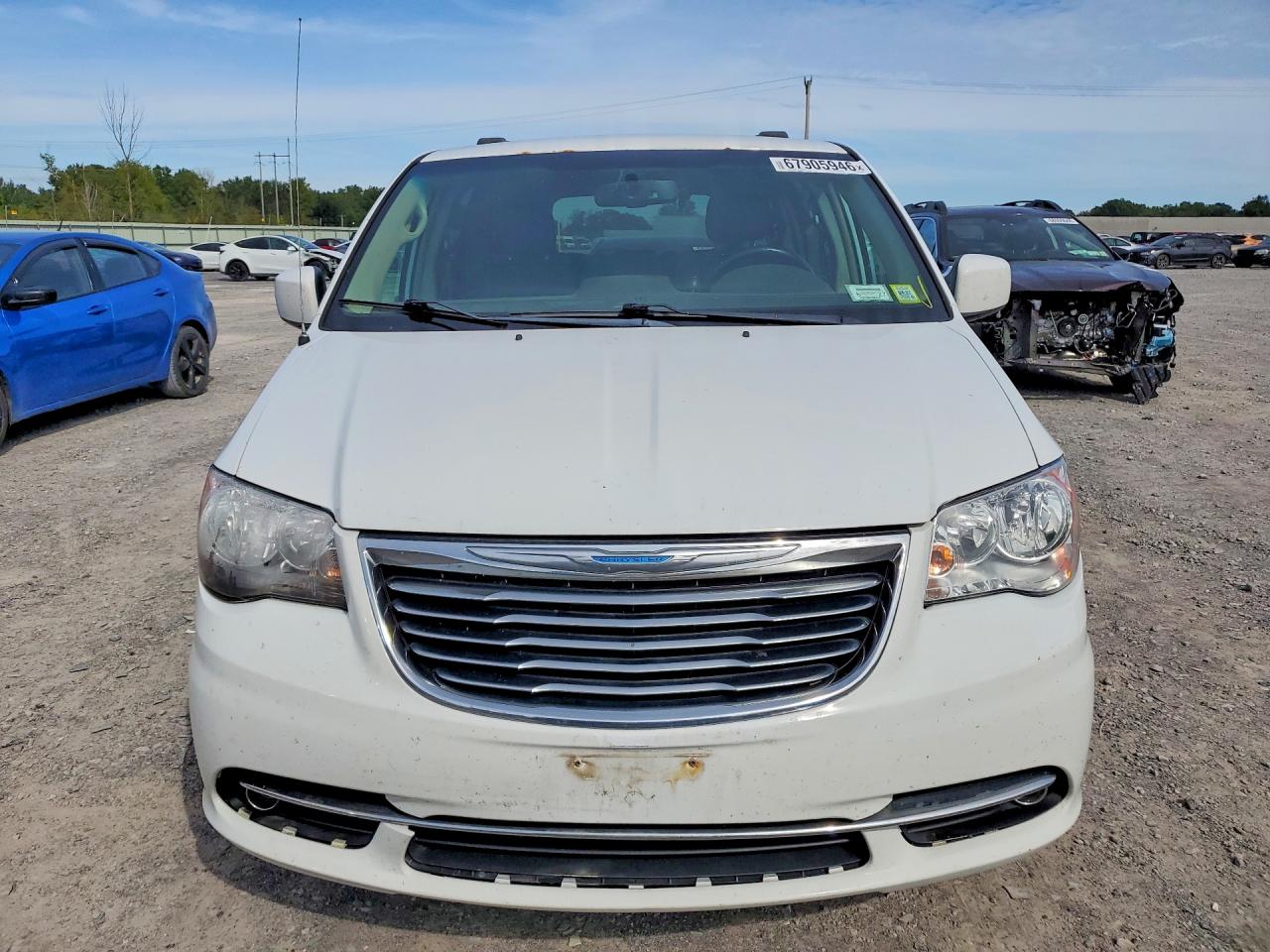2015 Chrysler Town & Country Touring White vin: 2C4RC1BG8FR662535