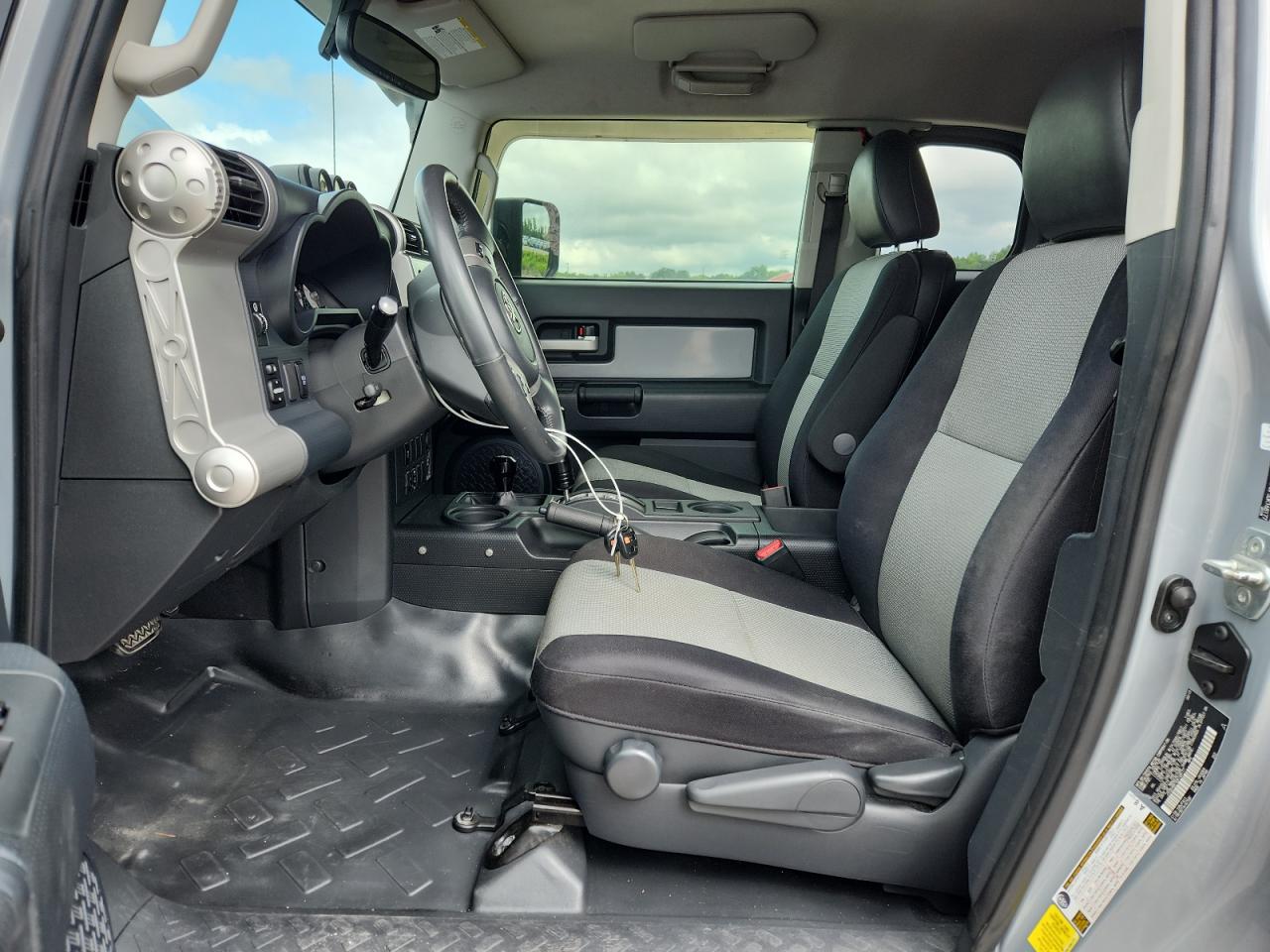 2013 Toyota Fj Cruiser Base Silver vin: JTEBU4BF5DK168177