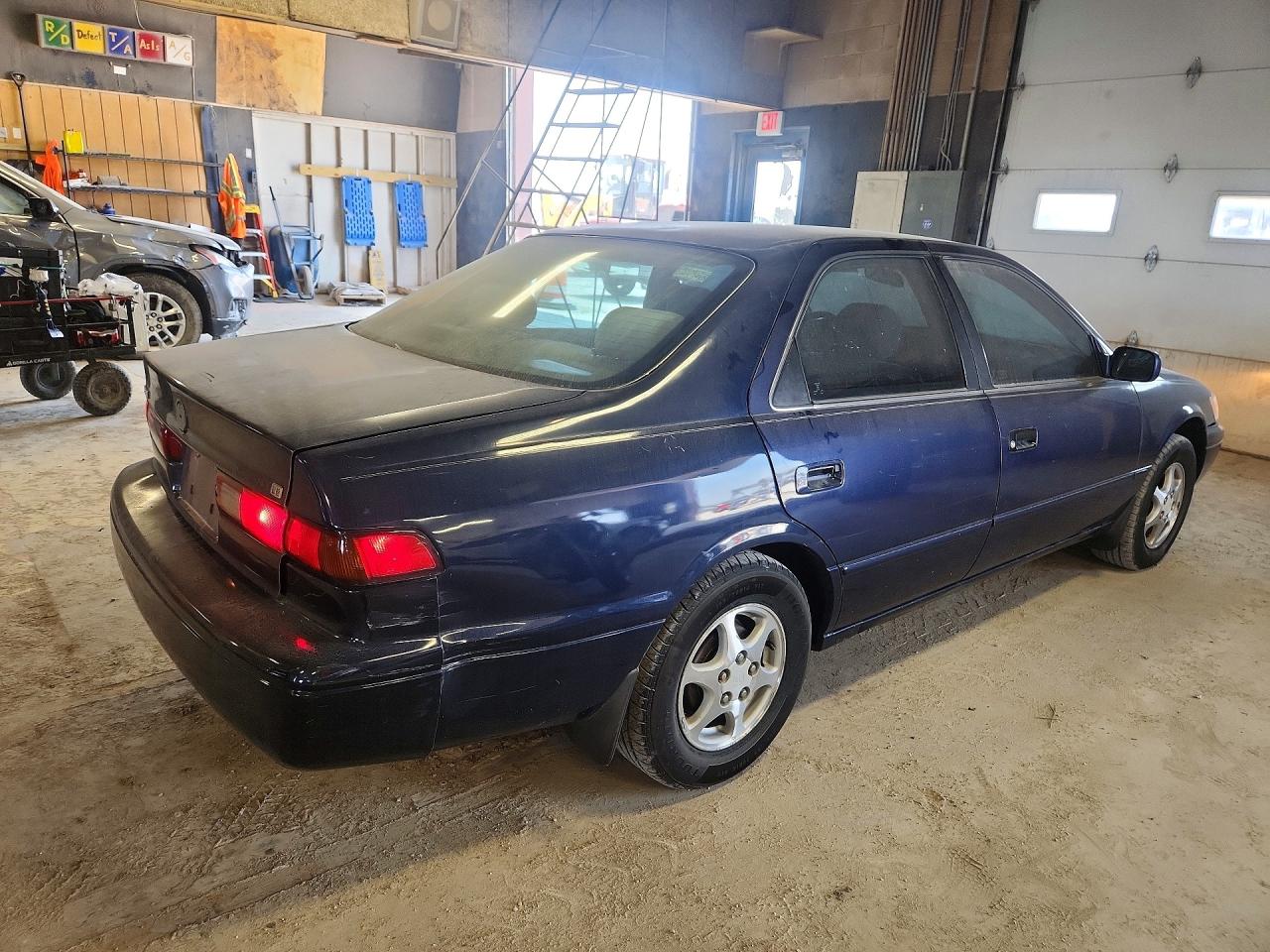 1999 Toyota Camry Le Blue vin: 4T1BG22K1XU500584