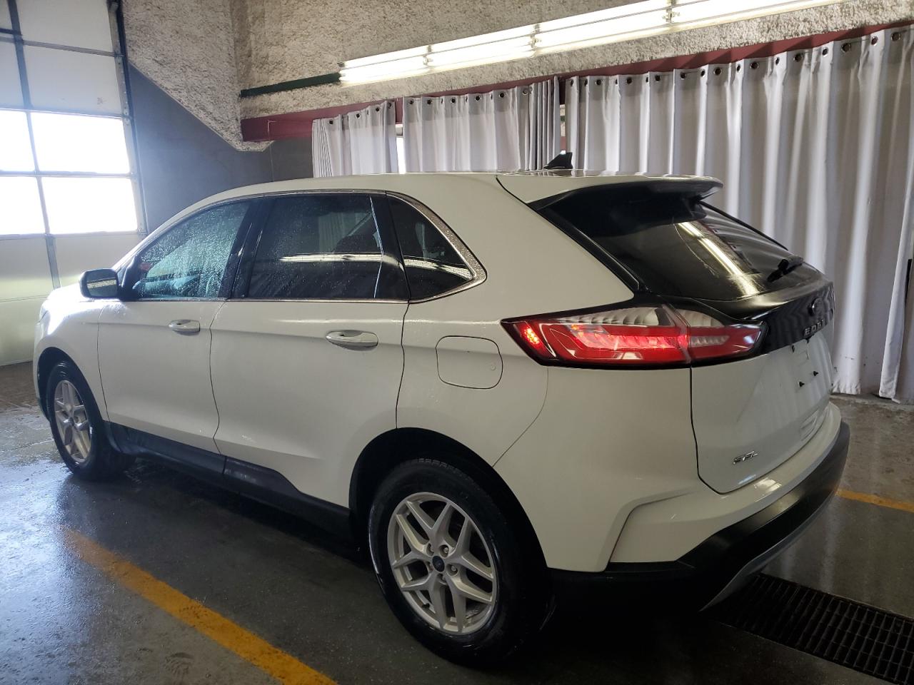 2021 Ford Edge Sel White vin: 2FMPK4J94MBA59369 Damage: Left Fuel Door, Heavy Scratch, 1/2 To 1 Inch