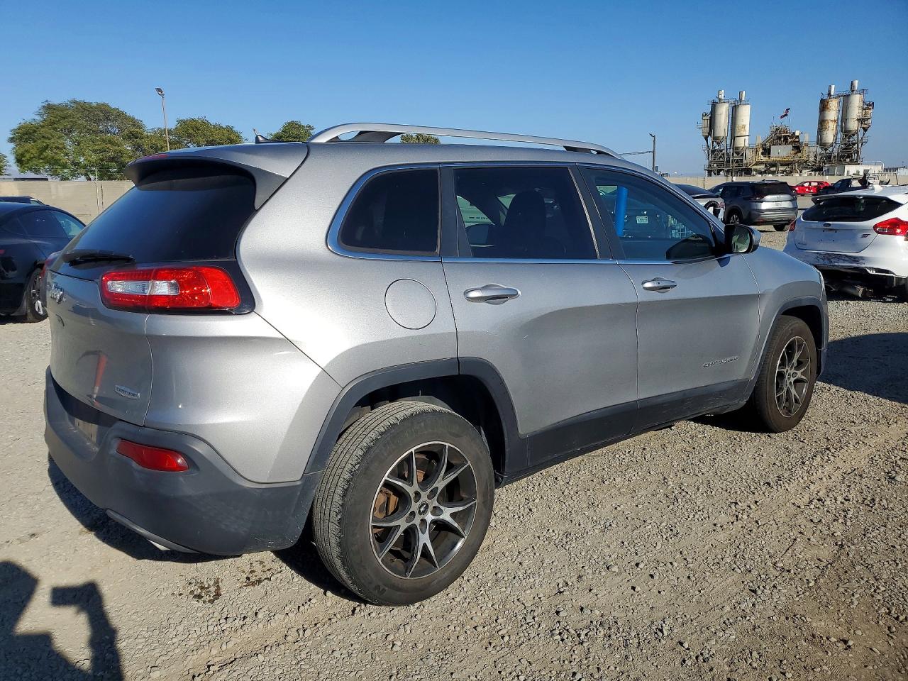 2015 Jeep Cherokee Latitude Silver vin: 1C4PJLCS0FW616751