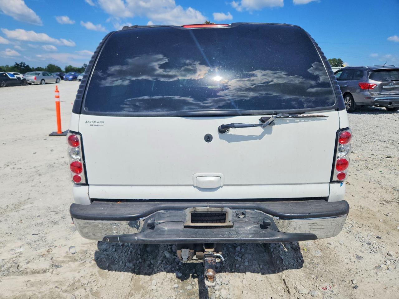 2004 Chevrolet Suburban C1500 White vin: 3GNEC16Z34G246123