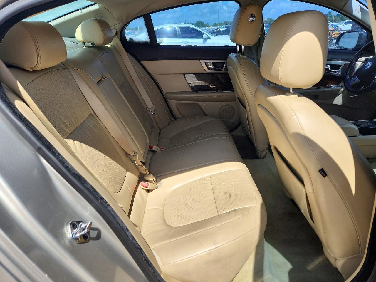 2011 Jaguar Xf Premium Silver vin: SAJWA0GB8BLS18379