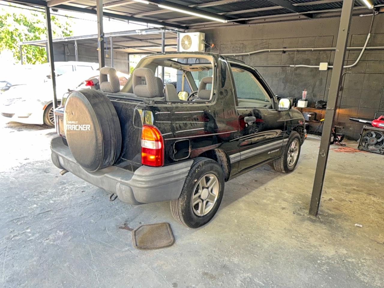 2003 Chevrolet Tracker Black vin: 2CNBE18C736925171
