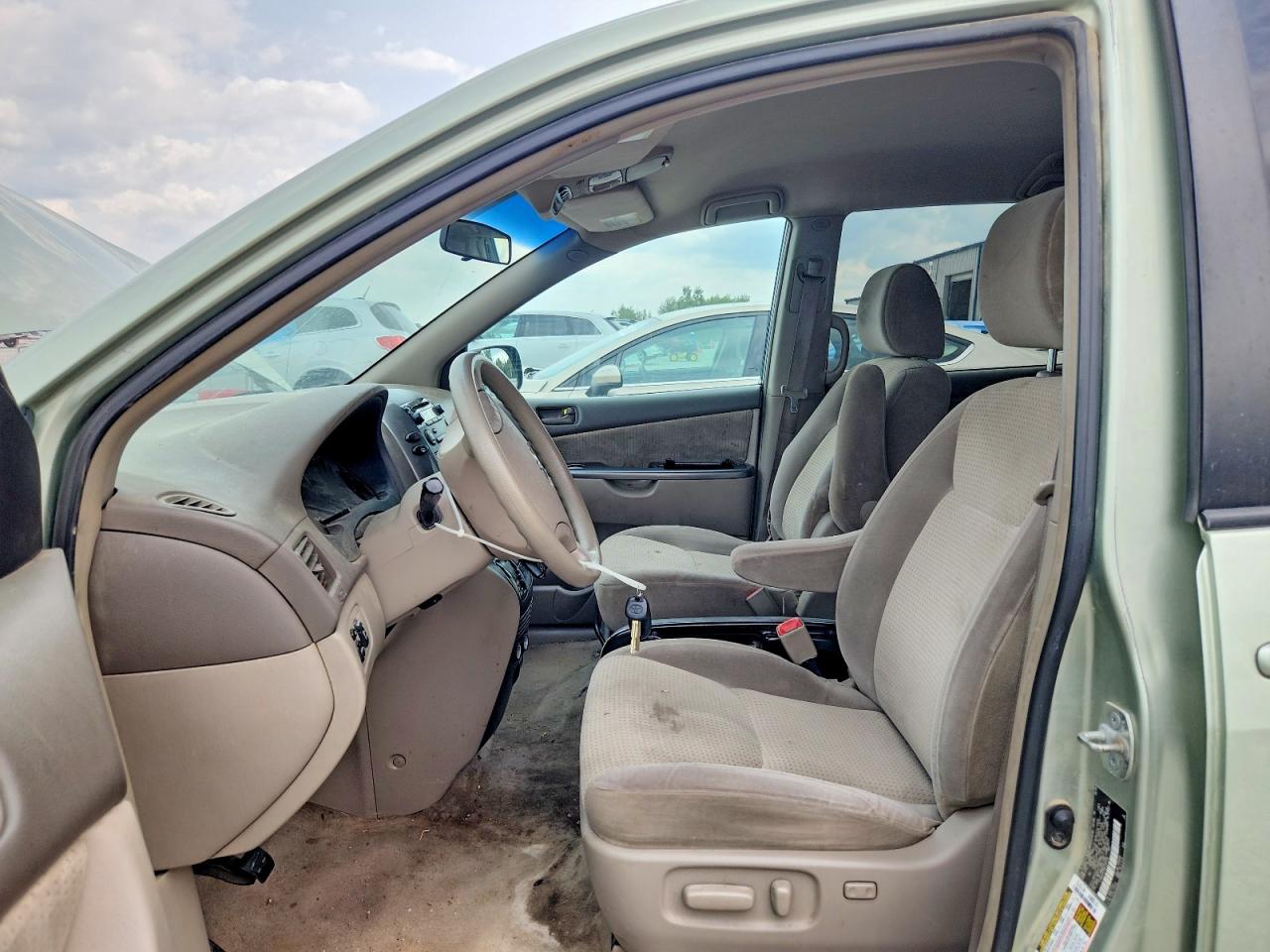 2010 Toyota Sienna Le 8-passenger Tan vin: 5TDKK4CC8AS295105