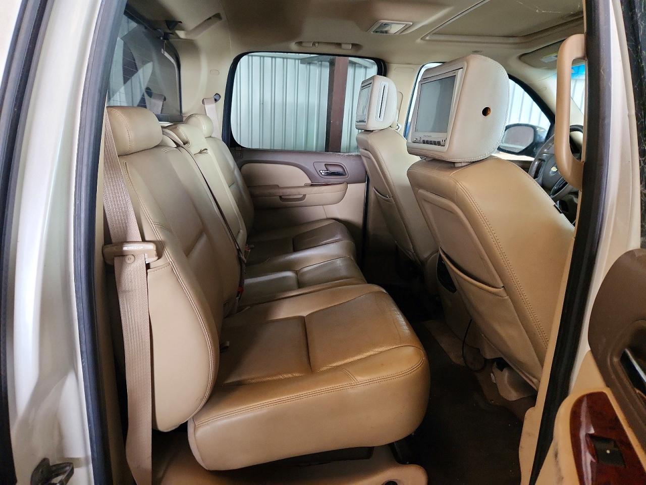 2011 Chevrolet Avalanche Ltz White vin: 3GNMCGE03BG103803