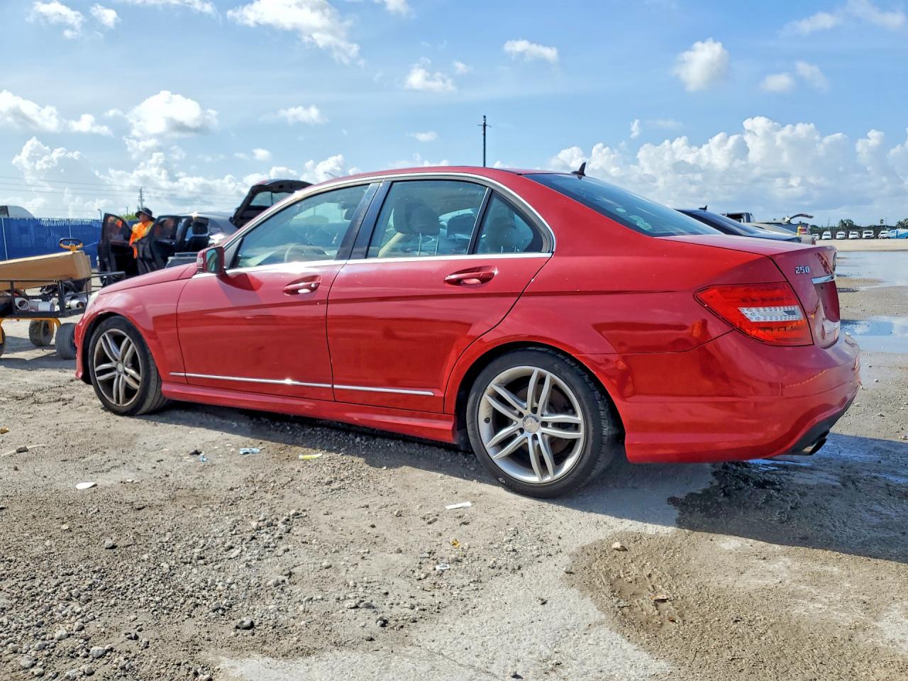 2014 Mercedes-benz C 250 Красный vin: WDDGF4HB6ER307790