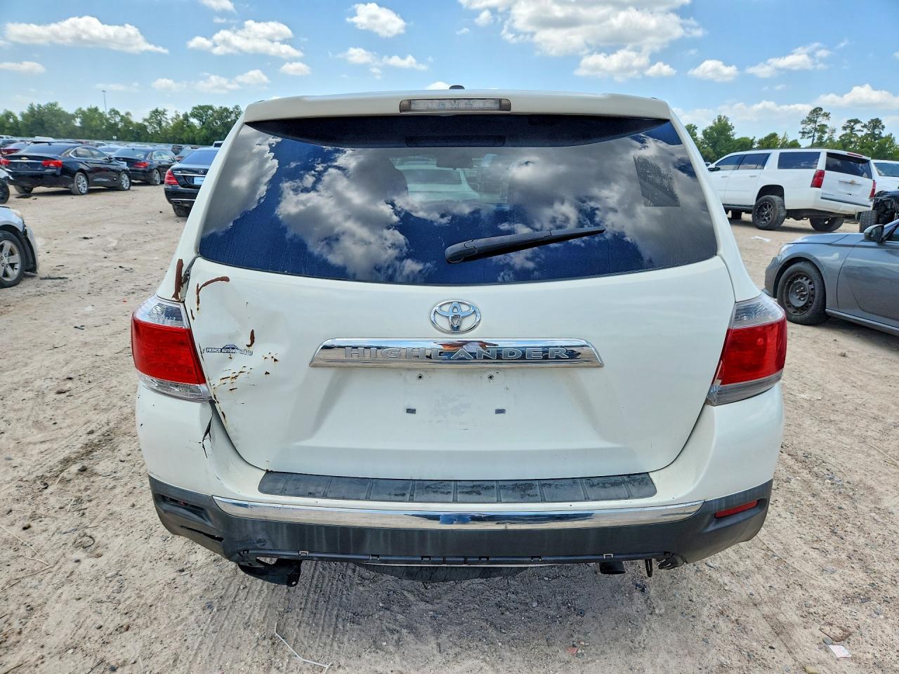2012 Toyota Highlander Base White vin: 5TDZK3EH2CS061160